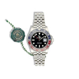 Rolex GMT-Master II 126710BLRO met Pepsi-bezel en Jubilee-band, met een stalen horlogeontwerp voor reizen en piloten.