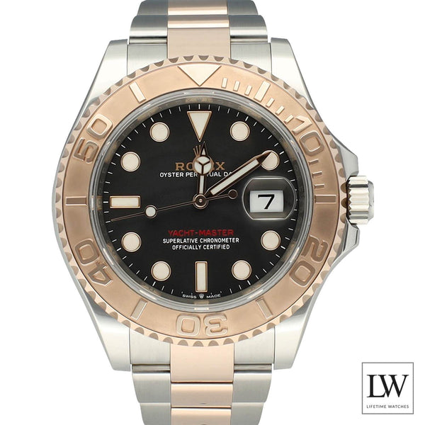 Rolex Yacht-Master 126621 horloge met zwart wijzerplaat, Everose goud en staal, officieel gecertificeerd chronometer