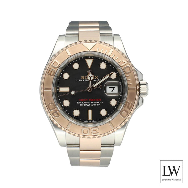 Rolex Yacht-Master 126621 horloge in Everose goud en staal met zwarte wijzerplaat, ideaal voor zeilers en watersportliefhebbers.